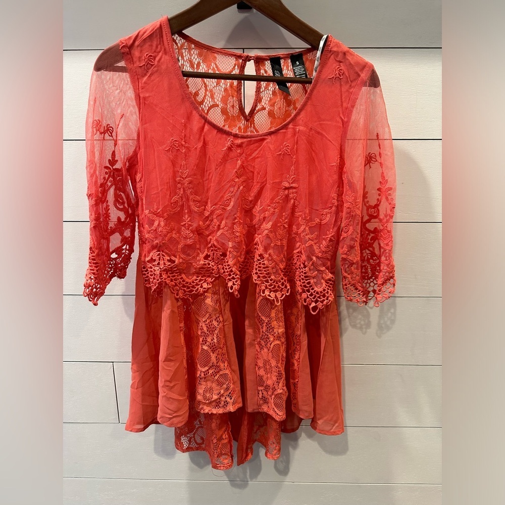 BKE Boutique Women’s Elegant Coral Lace Dolman Women Top- size Small